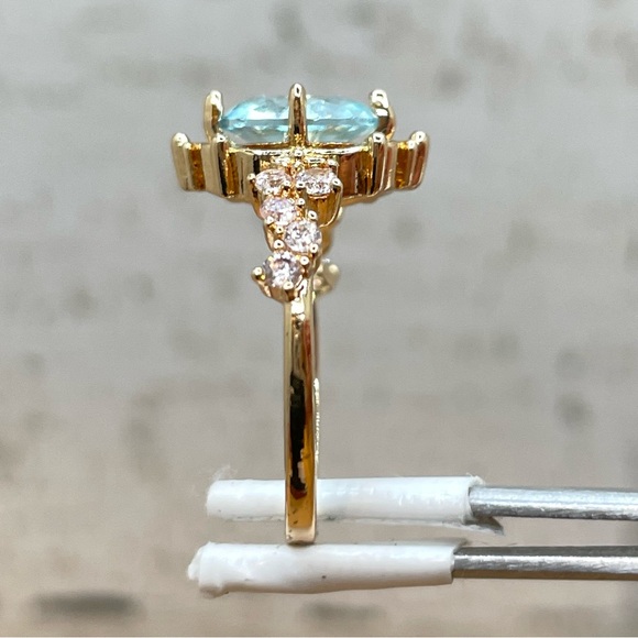 Beautiful Dainty Vintage Look Oval Cut Blue Aquamarine Diamond CZ Gold Tone Ring - Picture 4 of 6